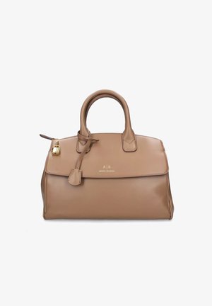 Borsa in pelle color tan con doppi manici, hardware dorato e logo. Presenta una forma strutturata e una chiusura a pattina con un nastro decorativo.