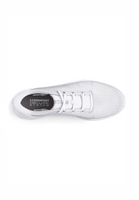 Weißer Sportschuh mit einem strukturierten Mesh-Obermaterial, elastischen Schnürsenkeln und einer konturierten Innensohle. Verfügt über ein Logo auf der Innensohle und hat eine schlanke Form.