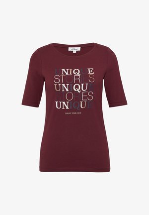 Burgunder T-Shirt mit kurzen Ärmeln, versehen mit einem grafischen Textdesign in verschiedenen Farben, das "EINZIGARTIGE GESCHICHTEN" und "GESTALTE DEINE EIGENE" aussagt.