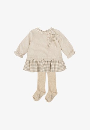 Vestido de punto beige con dobladillo ondulado, volante a cuadros y acentos de lazo; incluye medias beige claras. Tejido suave y texturizado para mayor comodidad.