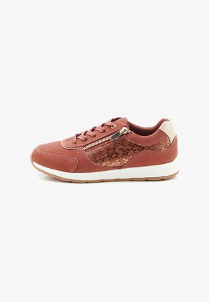 Basket marron rouille avec fermeture à lacets, fermeture éclair latérale, détail imprimé serpent, semelle blanche et accent beige au talon.
