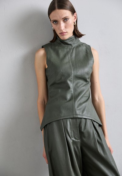 REMAIN Topper - deep depths