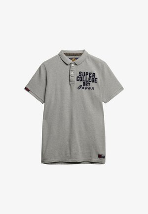 Maglietta polo in cotone grigio con colletto, tre bottoni e testo stampato blu navy: "SUPER COLLEGE DRY Japan" sul davanti. Maniche corte.