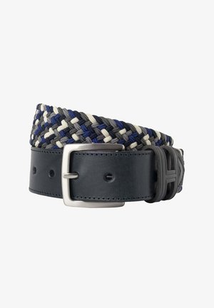 Gevlochten riem met geweven blauw, grijs, zwart en wit stof en zwart leren uiteinde met zilverkleurige rechthoekige gesp.