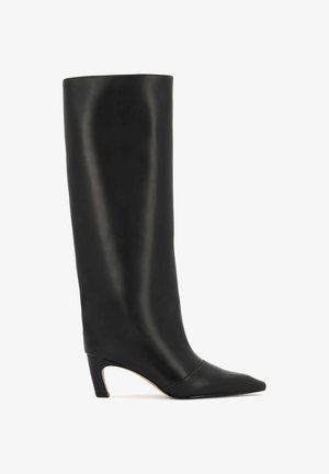 Bota negra de cuero hasta la rodilla con punta afilada, tacón curvado, textura suave y diseño minimalista. Sin herrajes ni patrones visibles.