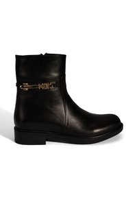 Zwarte leren enkelboot met een ronde neus, een zijrits en gouden accenthardware. Gladde textuur en platte hak voor stabiliteit.