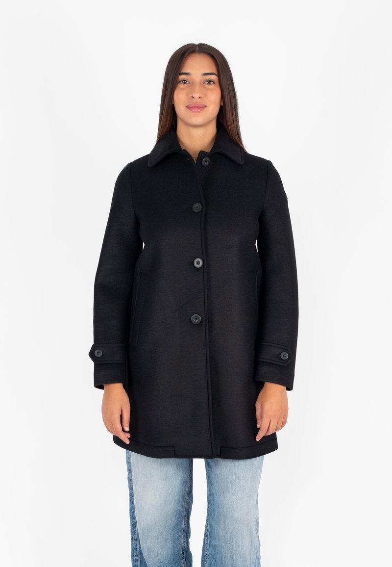 Cappotto di lana nero con colletto, chiusura frontale con bottoni e tasche laterali. Presenta maniche lunghe con dettagli a bottoni.