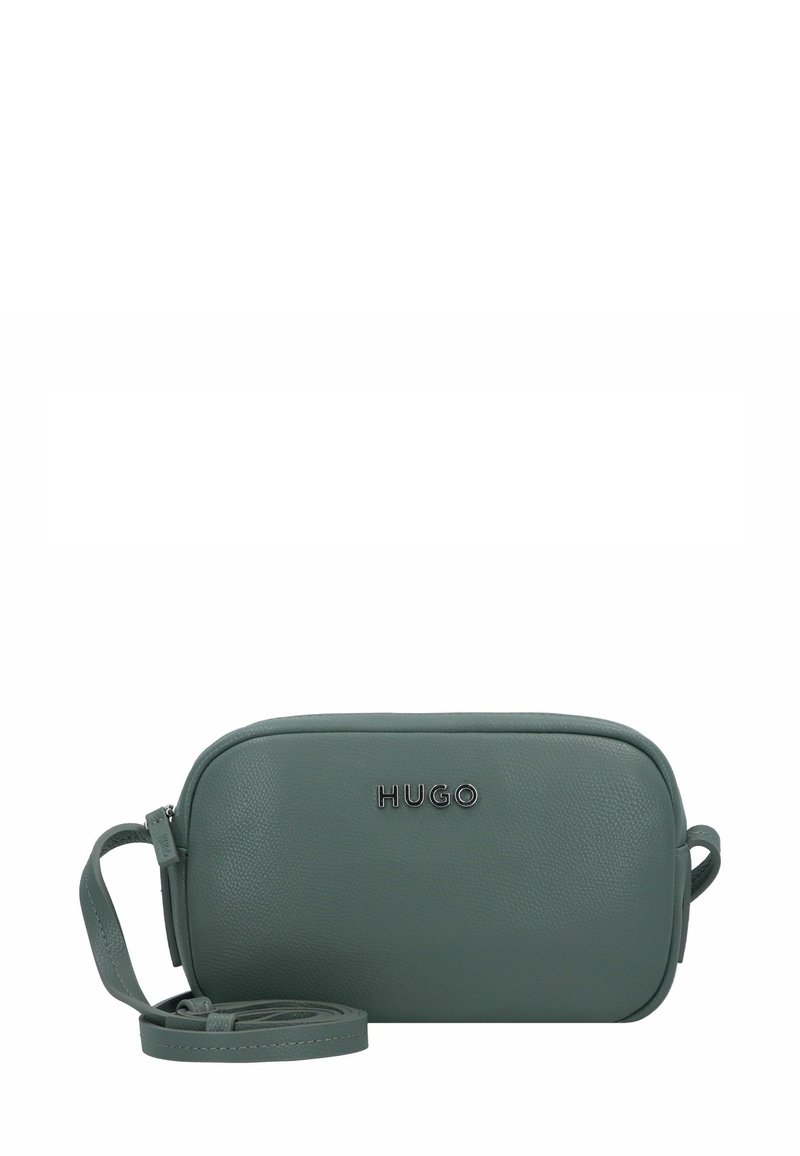 Klein rechthoekig groen leren crossbodytasje met zilveren "HUGO" logo en afneembare strap die vooraan gewonden is.