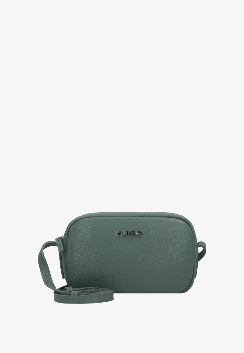 Klein rechthoekig groen leren crossbodytasje met zilveren "HUGO" logo en afneembare strap die vooraan gewonden is.