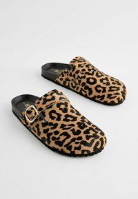 Drvene klompe s leopard uzorkom u tamnosmeđoj i crnoj nubuck koži, sa kopčanjem, zaobljenim vrhom i teksturiranom površinom, na crnoj gumenej potplati.