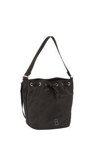 Zwarte stoffen bucketbag met een bovenaan te sluiten trekkoord, verstelbare riem en rubberen logo-accent. Voorzien van zilverkleurige metalen ogen en een gladde structuur.