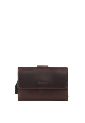 Mørkebrun læderpung med klaplukning prydet med "JOOP!", centreret på forsiden.