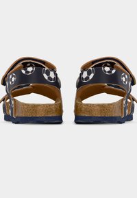 Σανδάλια σε ναυτικό μπλε με σχέδιο ποδοσφαίρου στους ιμάντες, πάτο από φελλό, ρυθμιζόμενες αγκράφες και υφασμένο λάστιχο στο πέλμα.