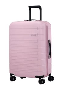 Valise rigide rose avec un design linéaire texturé, poignées noires et roulettes multidirectionnelles pour une mobilité facile.