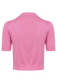 Takapinta vaaleanpunaisesta lyhythihaisesta neulepaidasta, jossa on viisto pääntie ja helma, näyttäen sileää kangasrakennetta.