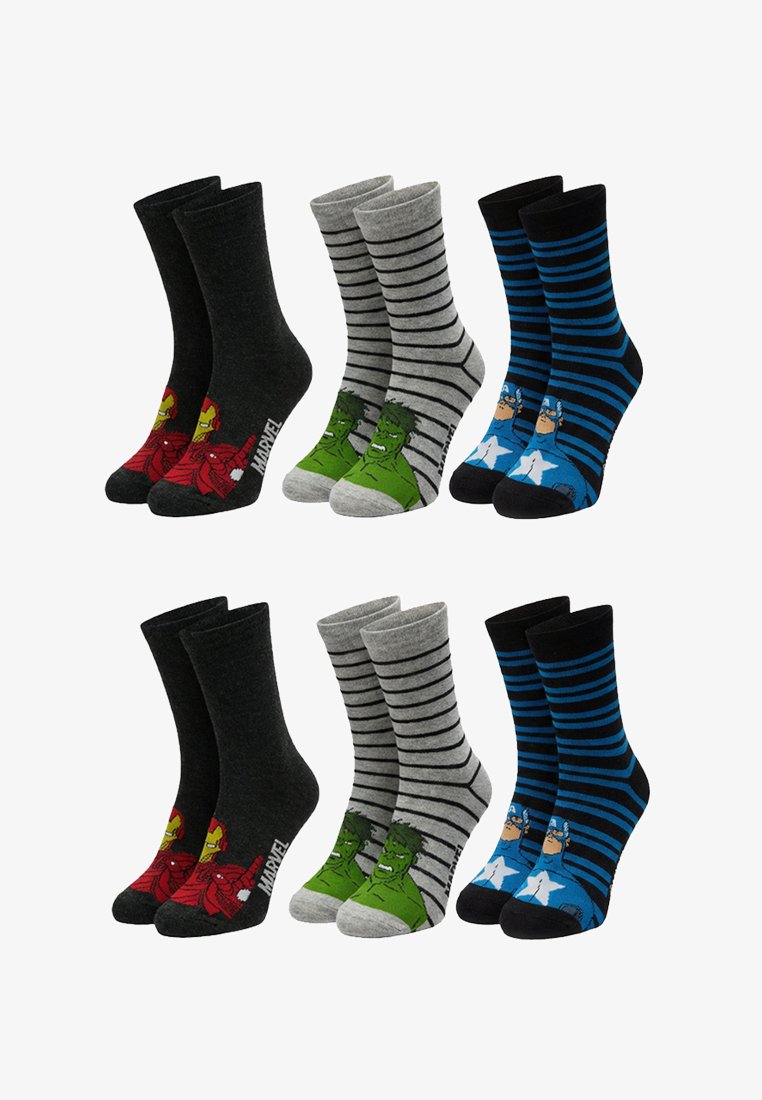 Six paires de chaussettes Marvel à hauteur de cheville, comprenant Iron Man sur fond noir, Hulk sur fond gris avec des rayures noires, et Captain America sur fond noir avec des rayures bleues.