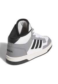 Sneakers alti realizzati in materiale sintetico bianco e grigio. Presentano dettagli neri e tre strisce nere. Suola in gomma testurizzata.