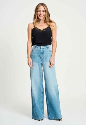 POM Amsterdam, JEANS - JAMY BAGGY WIDELEG MID BLUE - Wide leg - blue