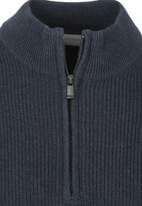 Dunkelblauer gerippter Strickpullover mit hohem Kragen und einem halben Reißverschluss. Ausgestattet mit einem strukturierten Stoff und einem metallischen Reißverschluss-Detail.