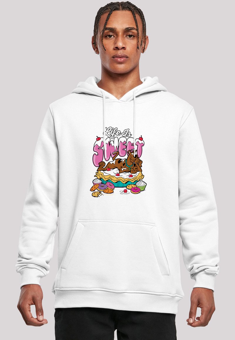 Hvit hettegenser med et fargerikt grafisk trykk med teksten "Life Is Sweet," som viser en hund og forskjellige søtsaker og desserter. Standard kengurulomme.