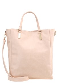 Jasnoróżowa torebka typu tote z ekologicznej skóry, z dwoma górnymi uchwytami i odpinanym paskiem na ramię. Charakteryzuje się minimalistycznym designem i złotymi elementami metalowymi.