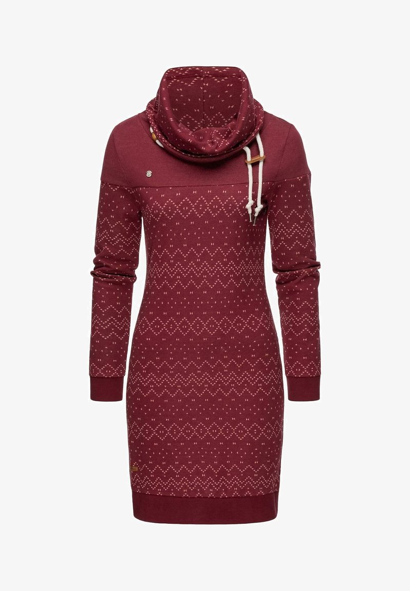 Robe en maille bordeaux à manches longues avec des motifs géométriques rose clair, col montant haut en entonnoir, cordons blancs et silhouette cintrée.