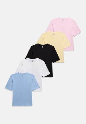 Cinq t-shirts à manches courtes et col rond dans les couleurs pastel rose, jaune clair, noir, blanc et bleu clair, disposés en diagonale sur un fond blanc.