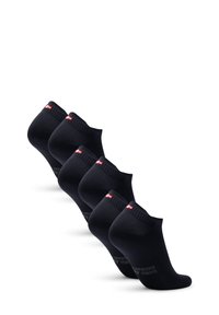 Calzini neri alla caviglia con polsini a coste e un piccolo accento di logo rosso e bianco. Posizionati in fila, mostrano una texture liscia e una vestibilità elastica.