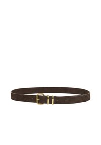 Brun ruskindsbælte med en guld metalspænde og to accentstykker. Har en glat overflade og klassisk design.