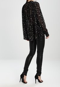 Second Female Blus - black