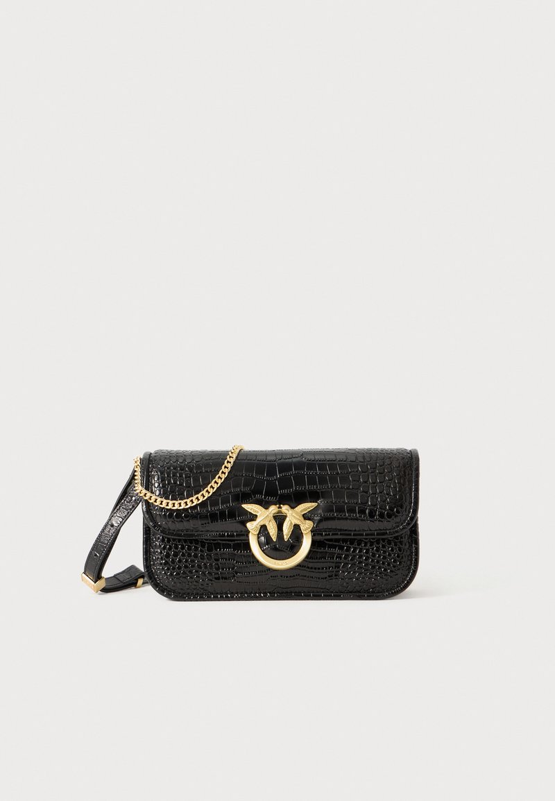 Borsa a tracolla nera in ecopelle con texture a coccodrillo, hardware dorato, un'emblema rotondo e una tracolla a catena. Finitura liscia, forma rettangolare.