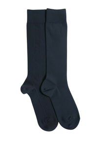 Námořnické ponožky s různými texturami; jedny jsou žebrované s jemným vzorem, druhé hladké. Oba páry mají zesílenou špičku a elastické manžety.