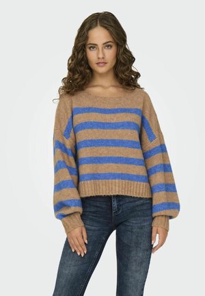 Pull rayé brun et bleu avec un large col, coupe décontractée et ourlet côtelé. Le tissu semble doux et texturé, idéal pour un style décontracté.
