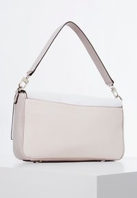Borsa a spalla in pelle color beige chiaro con una texture liscia, tracolla regolabile e linee pulite. Presenta un pannello superiore bianco a contrasto.