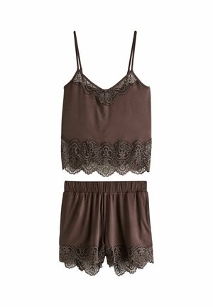 Braunes Satin-Camisole- und Shorts-Set mit gezacktem Spitzenbesatz am Ausschnitt, Saum und Beinausschnitten, isoliert auf weißem Hintergrund.