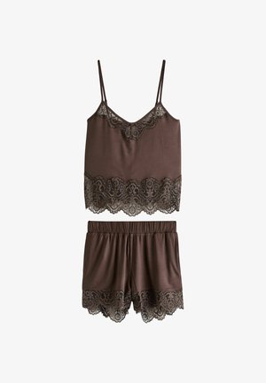 Braunes Satin-Camisole- und Shorts-Set mit gezacktem Spitzenbesatz am Ausschnitt, Saum und Beinausschnitten, isoliert auf weißem Hintergrund.