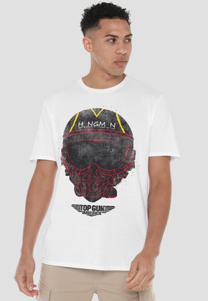 Weißes T-Shirt mit einem Grafikdesign eines schwarzen Pilotenkopfs mit roten und gelben Akzenten sowie dem Text "TOP GUN MAVERICK" am unteren Rand.
