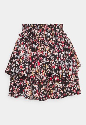 Mini spódniczka z marszczoną gumką w pasie, warstwowymi falbankami oraz abstrakcyjnym kwiatowym wzorem w kolorach czarnym, czerwonym, białym i beżowym.