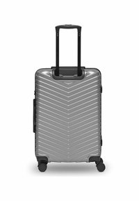 Silberner Hartschalenkoffer mit Chevron-Muster, ausziehbarem schwarzen Griff und vier schwarzen Rollen. Glatte Oberfläche, rechteckige Form.