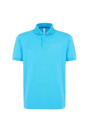 Lichtblauw polohemd van katoen met korte mouwen, een kraag en drie knopen. Kenmerkt een geborduurd geometrisch logo op de borst.