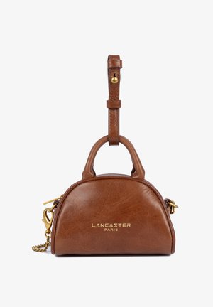 Borsa a mano in pelle marrone con forma arrotondata, doppi manici superiori, tracolla in catena staccabile e dettaglio con logo dorato sul fronte.