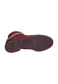Botín de cuero rojo hasta el tobillo con un acento de textil trenzado, suela de goma texturizada con un dibujo en la superficie y diseño de punta redondeada.