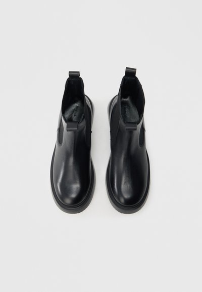 Μαύρα δερμάτινα μποτάκια αστραγάλου με λεία επιφάνεια, ελαστικές πλευρικές πινελιές, στιβαρή σόλα και πίσω θηλιά για εύκολο φόρεμα.