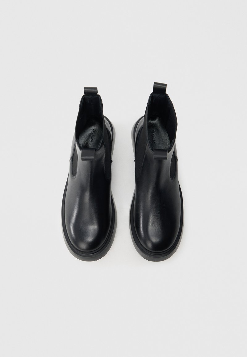 Svarta läderankelstövlar med en slät yta, elastiska sidopaneler, en robust sula och en bakre dragflik för enkel påklädnad.