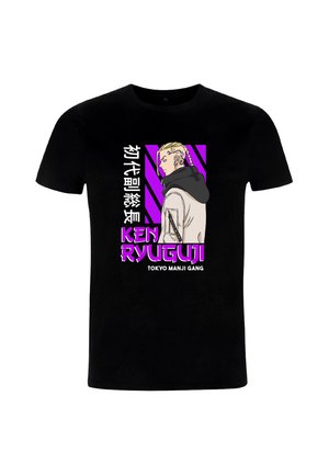 Černé tričko s grafikou postavy s dlouhými copy, obklopené výrazným fialovým a bílým textem, včetně "KEN RYUGUJI" a "TOKYO MANJI GANG."
