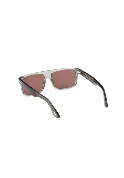 Ochelari de soare cu o ramă gri transparent și brațe gri închis. Dispun de lentile cu nuanță maronie și accente metalice pe părțile laterale.