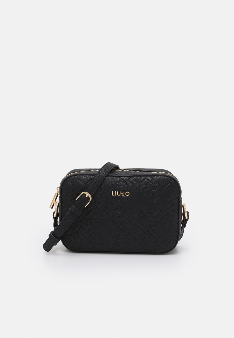 Sort tekstureret crossbody taske med et guld logo, lynlåslukning og en justerbar strop. Har et geometrisk prægmønster.