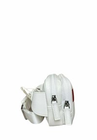Sac blanc avec deux compartiments zippés, bandoulière ajustable, texture lisse, et un petit accent rouge. Forme compacte et rectangulaire.
