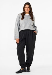 Zizzi MIT TASCHEN UND ELASTISCHEM BUND - Cargo trousers - black sand pin st