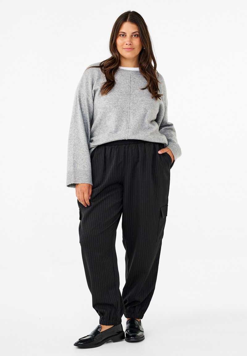 Zizzi MIT TASCHEN UND ELASTISCHEM BUND - Cargo trousers - black sand pin st